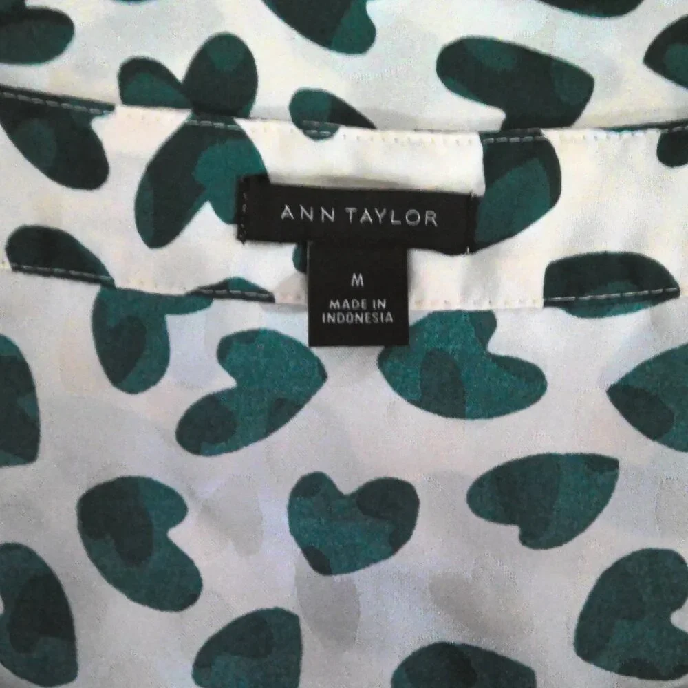 Ann Taylor Blousy Top Cream & Green Hearts Pullover Goldtone Button Cuff EUC M - Picture 3 of 5